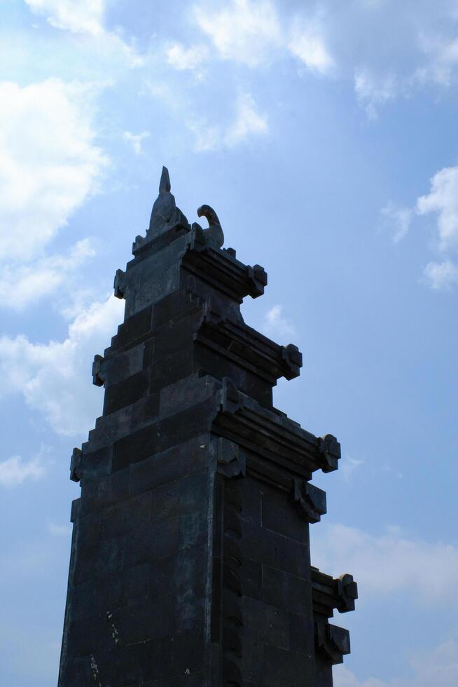 architektonisch Fotografie. architektonisch Schönheit. Aussicht von das Tor mit ein typisch balinesisch architektonisch Stil. Tor mit Aussicht von wolkig Blau Himmel. Bandung, Indonesien foto