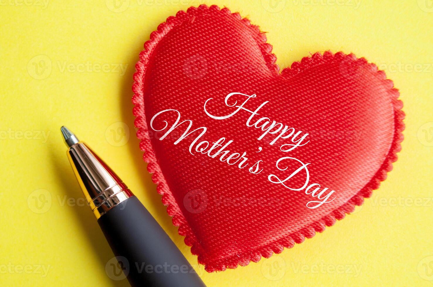 oben Aussicht von glücklich Mutter Tag auf rot Herz gestalten auf Gelb Hintergrund. glücklich Mutter Tag Konzept foto