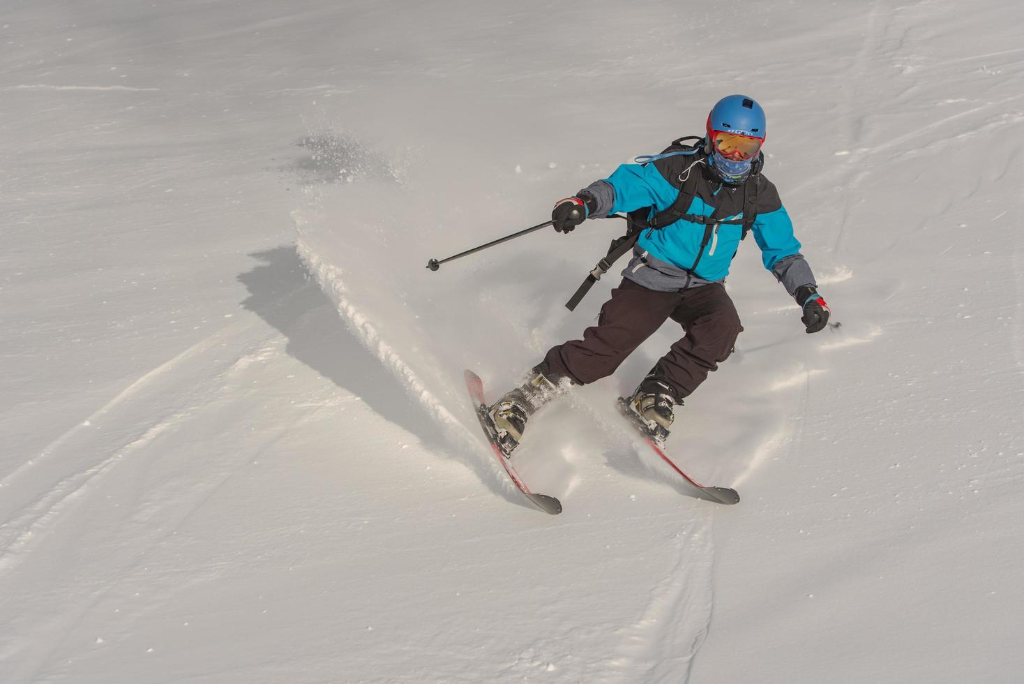 Grandvalira, Andorra, 03. Januar 2021 - junger Mann Skifahren in den Pyrenäen im Skigebiet Grandvalira foto