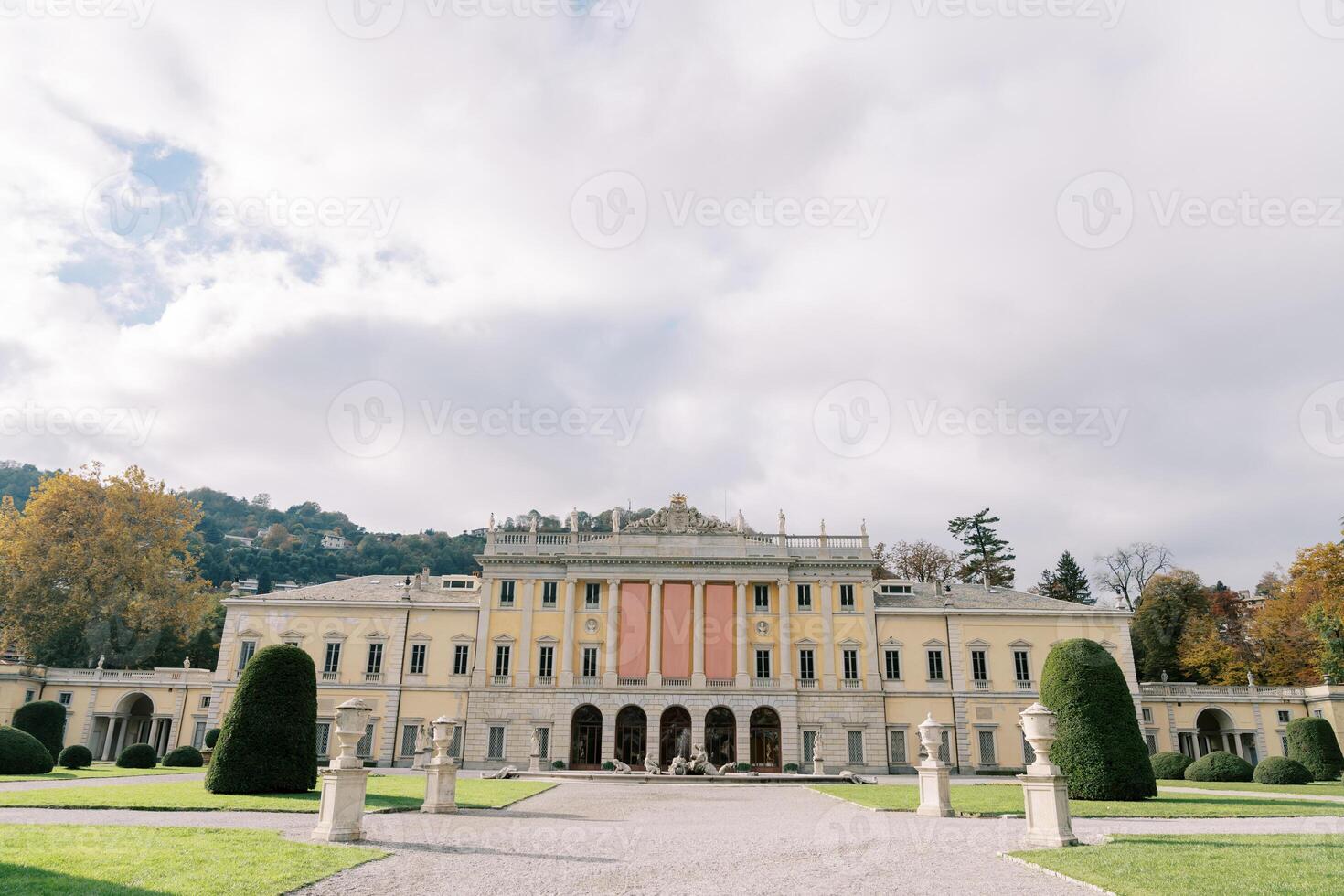 Park mit Statuen im Vorderseite von das uralt Villa olmo mit leeren Banner auf das Fassade. See komm, Italien foto