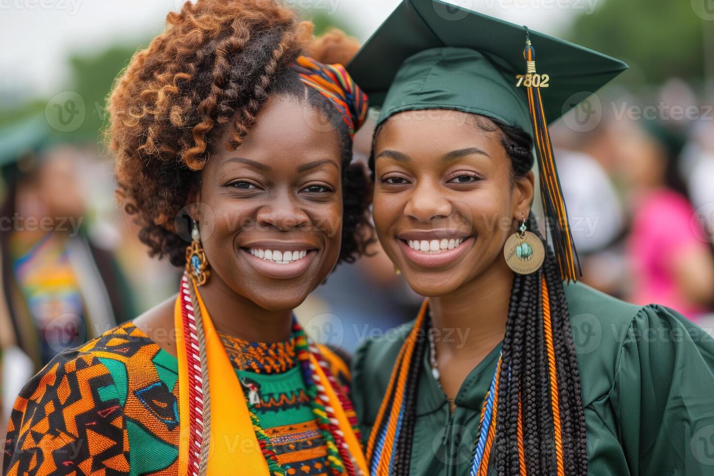 afrikanisch Mutter und Tochter sind lächelnd und tragen Abschluss Kleider foto