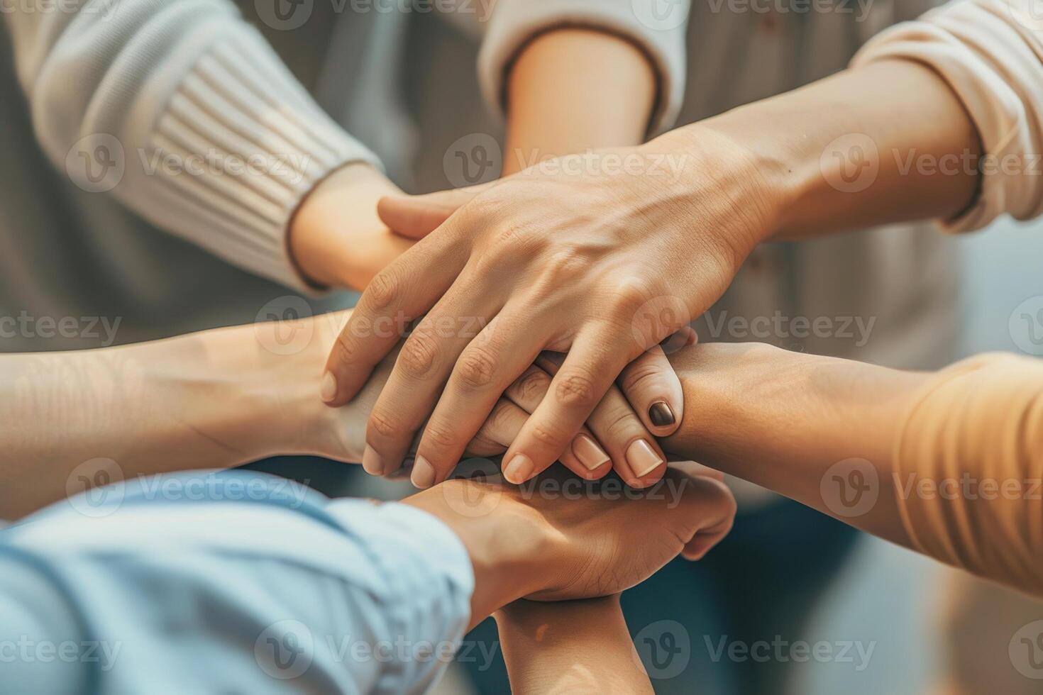 ein Gruppe von Menschen sind halten Hände im ein Kreis foto