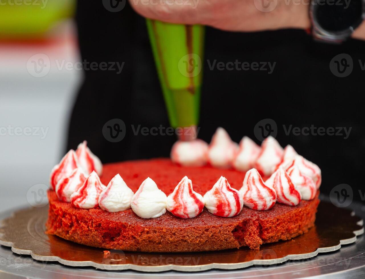 rot Samt Kuchen Vorbereitung. foto