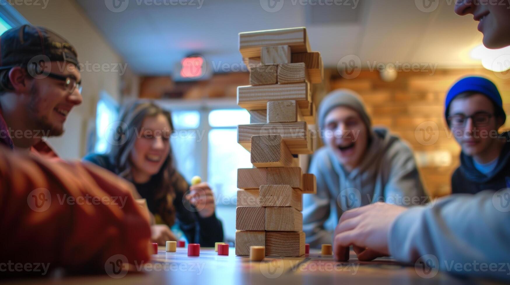 ein Spiel von Riese Jenga Sein gespielt durch Studenten beim ein nüchtern Schwesternschaft und Brüderlichkeit Spiel Nacht foto