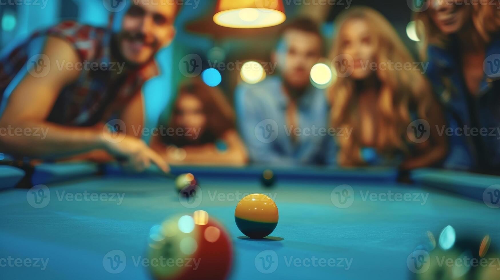 ein Gruppe von freunde versammelt um ein Schwimmbad Tabelle beschäftigt, verlobt im ein wettbewerbsfähig Spiel ohne brauchen ein trinken zu verbessern das Erfahrung foto