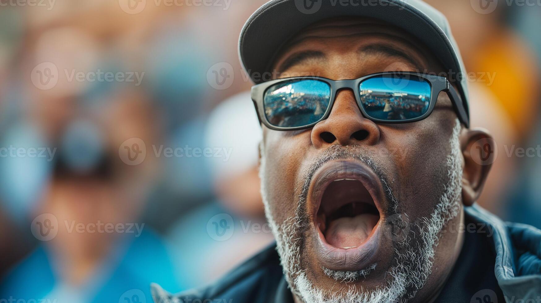 afrikanisch amerikanisch Mann im Sonnenbrille schreien leidenschaftlich beim ein Öffentlichkeit Fall, verkörpern Konzepte von Protest, Aktivismus, oder Sport Fangemeinde foto