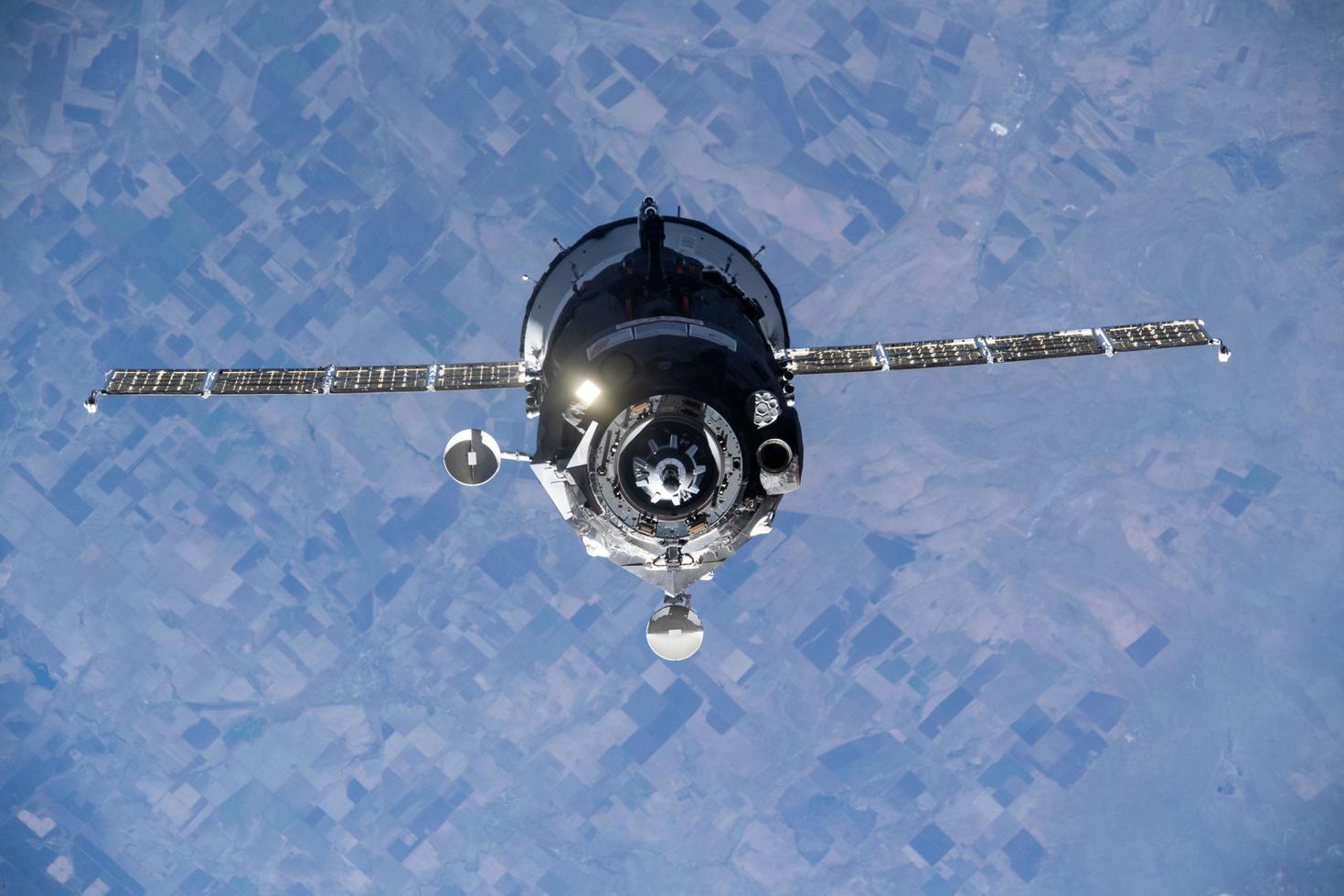 Das Besatzungsschiff der Sojus-MS-19 mit drei russischen Besatzungsmitgliedern nähert sich der internationalen Raumstation, um an das Rassvet-Modul anzudocken foto