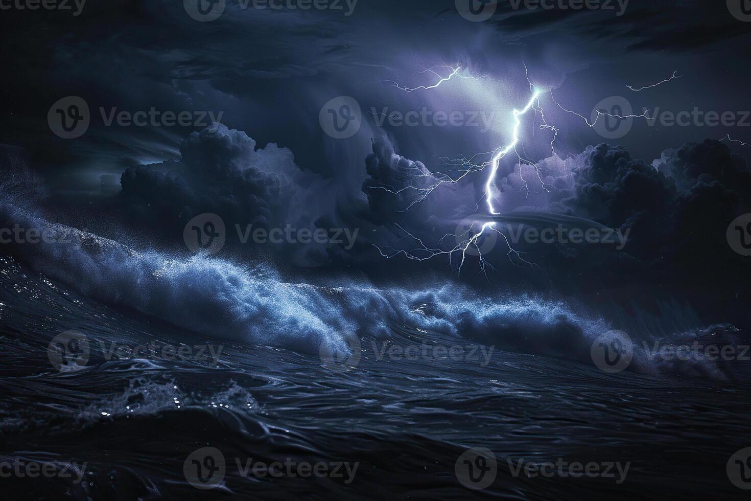 dramatisch dunkel Sturm Wolken Vor Regen Erstellen spektakulär Landschaft foto