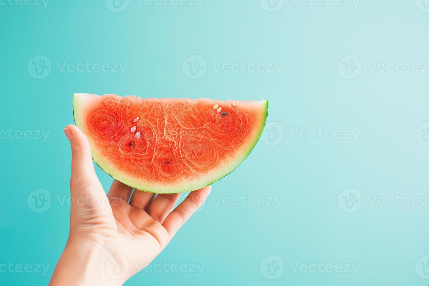 reif Wassermelone Scheibe gehaltenen gegen ein Blau zu Weiß Gradient Hintergrund foto