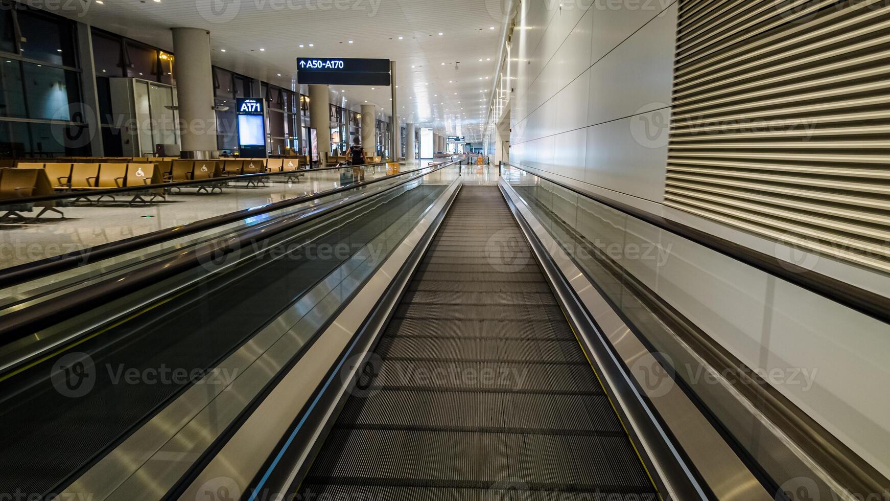 modern Flughafen Innere mit ein leeren ziehen um Gehweg, glatt Design, und zeitgenössisch Beleuchtung, relevant zum Geschäft Reise und Transport Themen foto