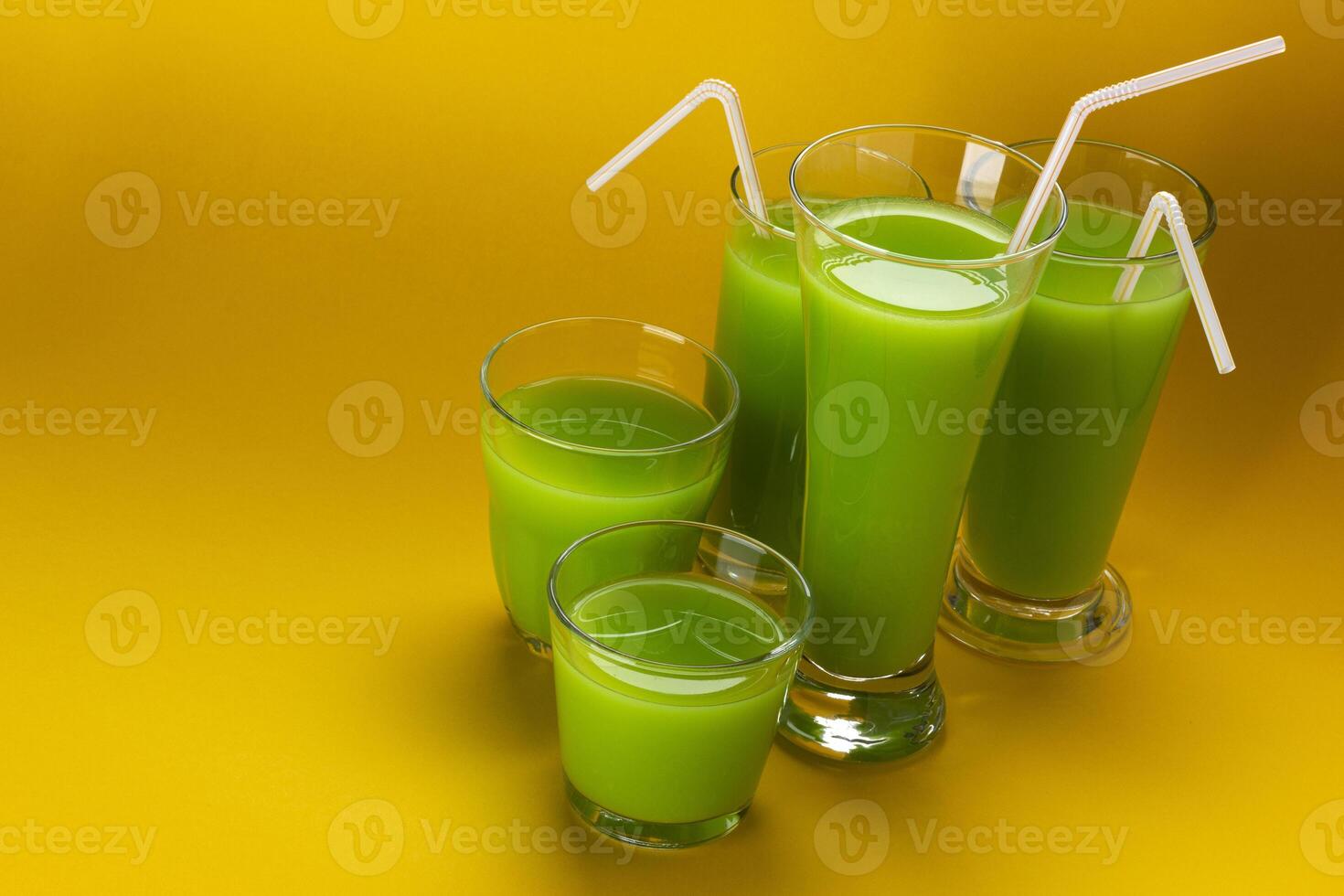 Glas von Grün Saft mit Kopieren Raum zum Text, frisch Apfel und Sellerie Cocktail foto