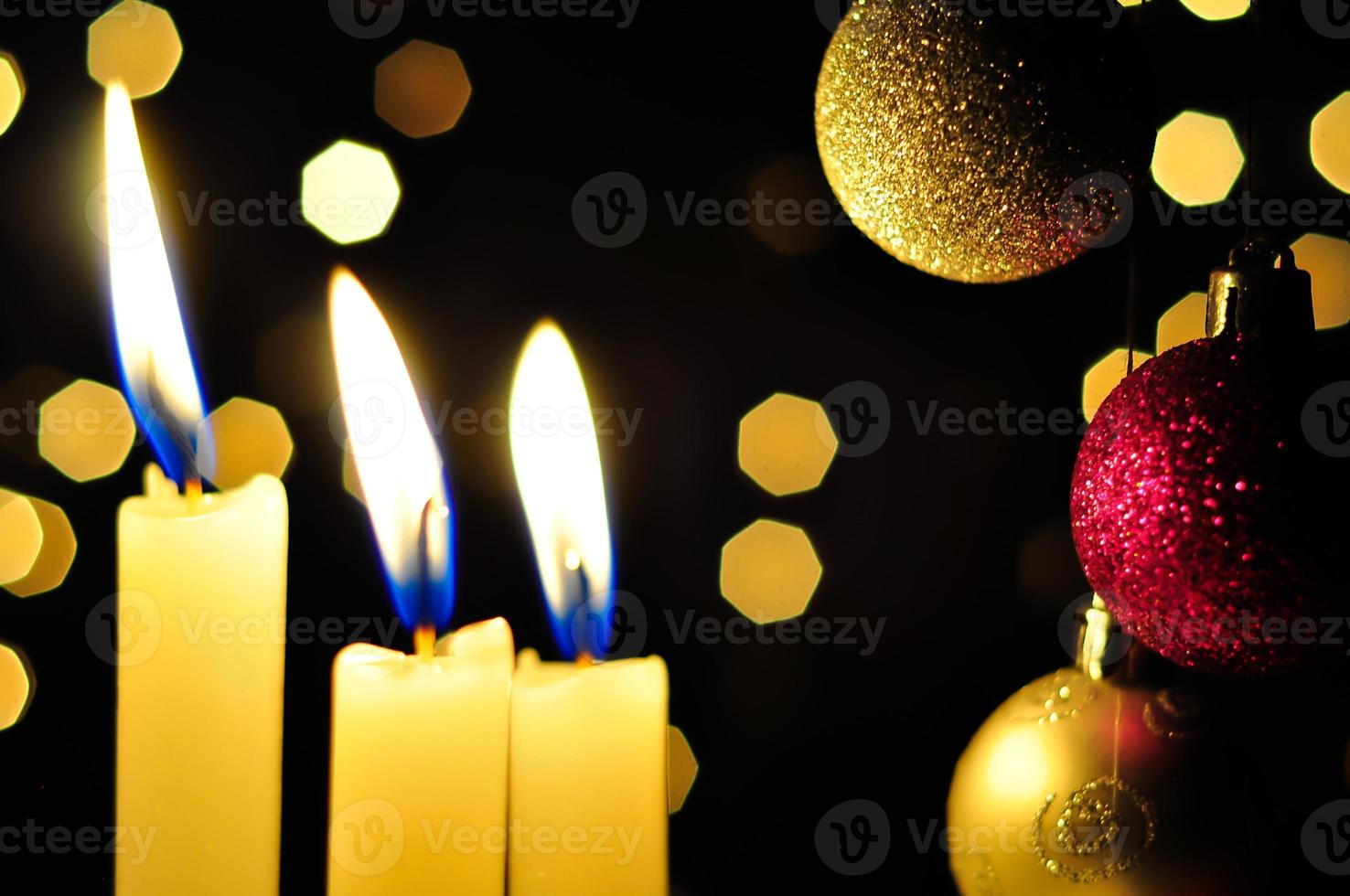 Kerzen und Kugeln zur Weihnachtszeit foto