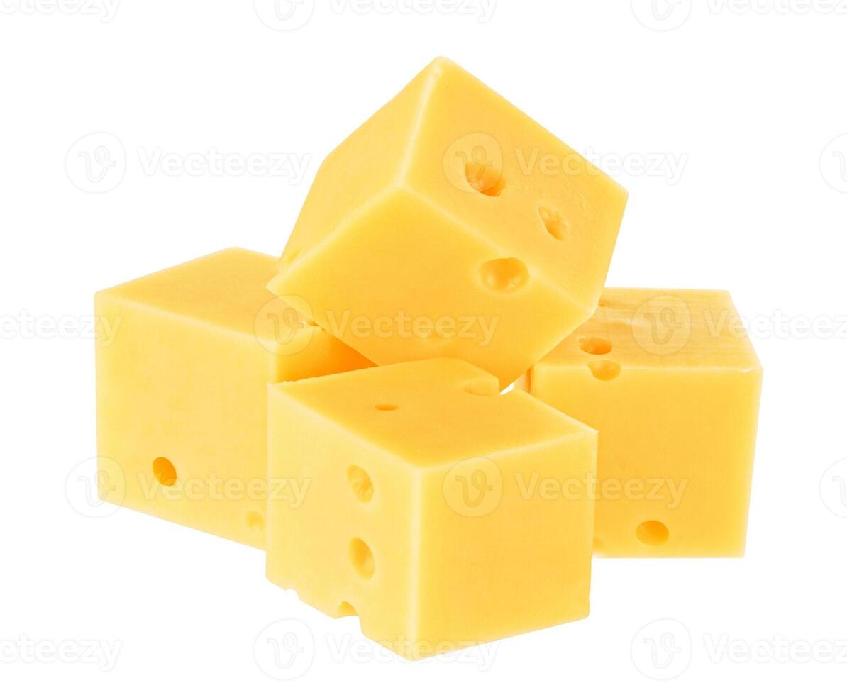 Stücke von Käse isoliert auf Weiß foto