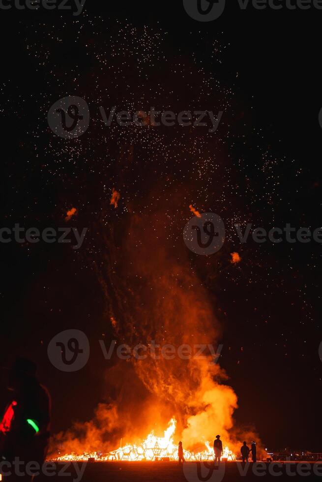 Nachtzeit Wüste Musik- und Kunst Festival Feuer Szene beim Fernbedienung Ort foto