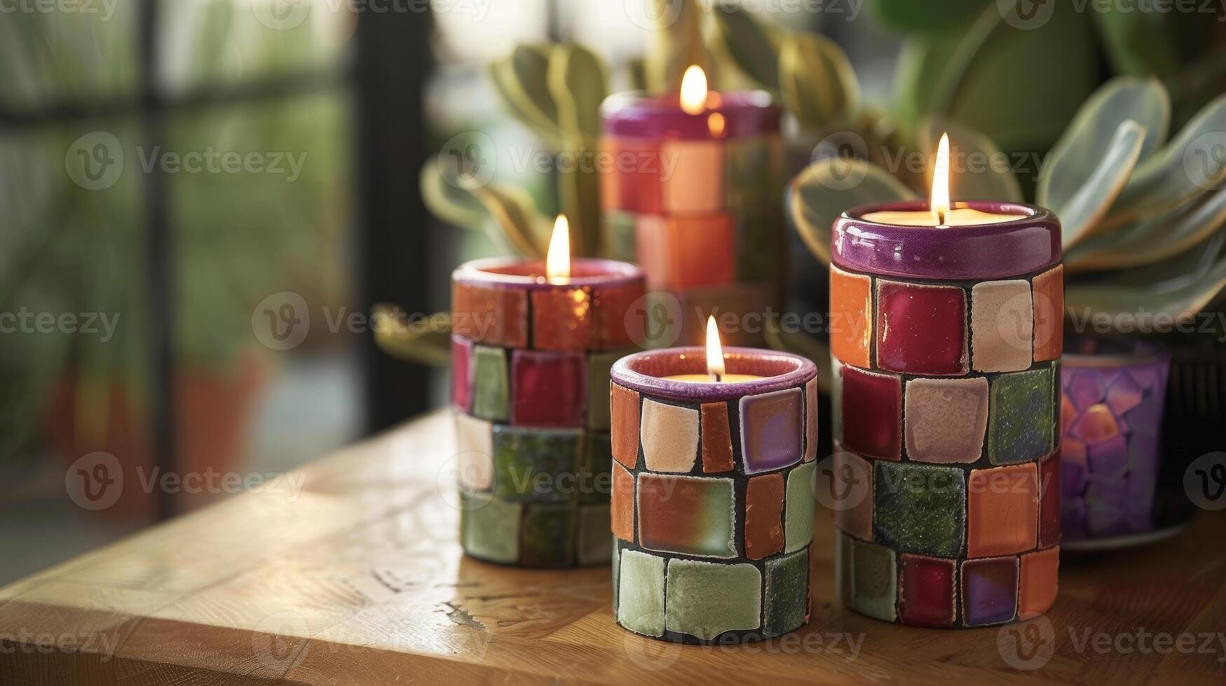 ein einstellen von Terrazzostil Kerze Inhaber mit ein bunt Mosaik von Lehm Stücke im Schatten von rot lila und grün. foto