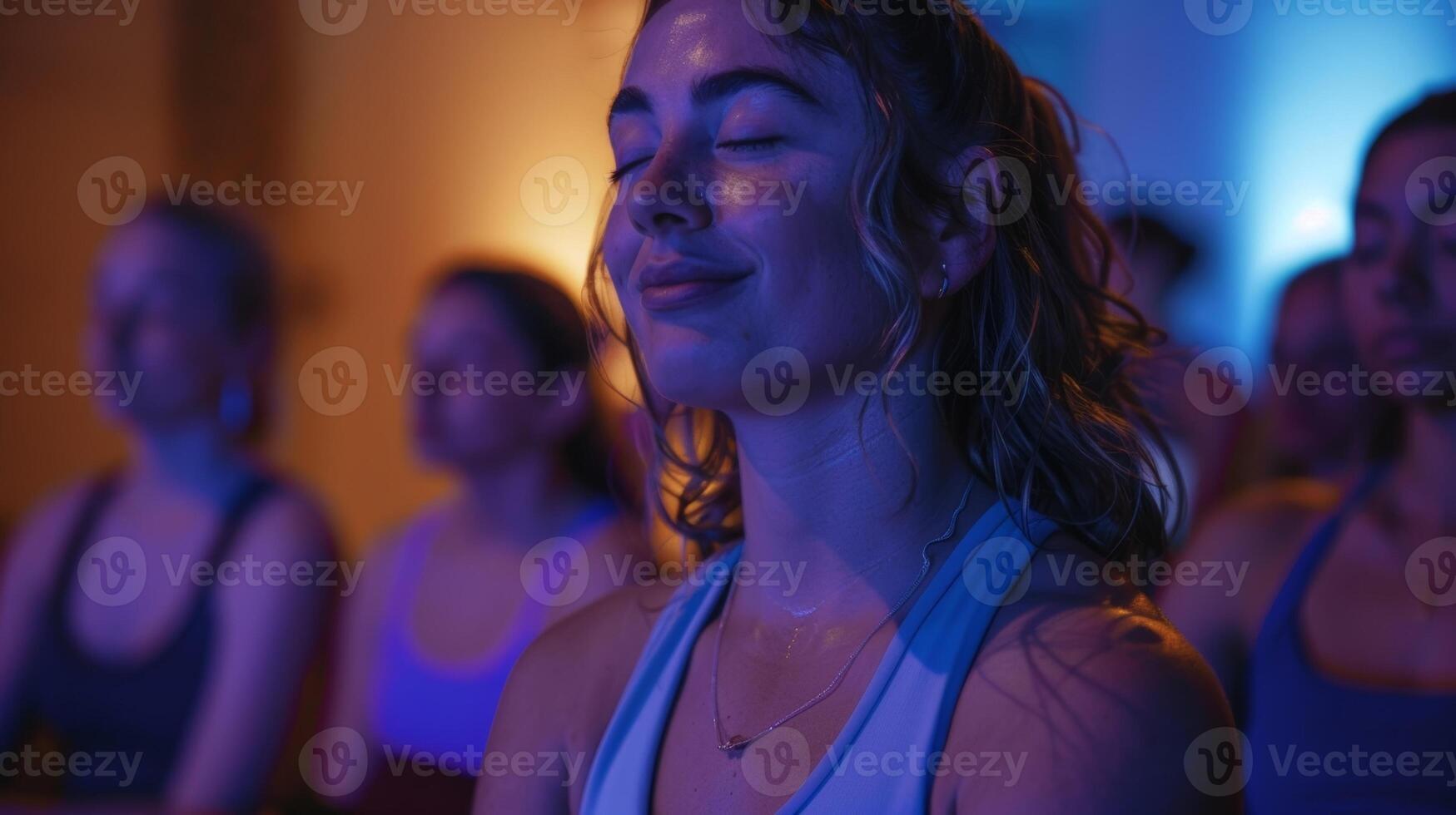 nach das Session das Gruppe Anteile ihr Erfahrung und Dankbarkeit aalen im das positiv Nachglühen von das nüchtern glühen Yoga Session foto