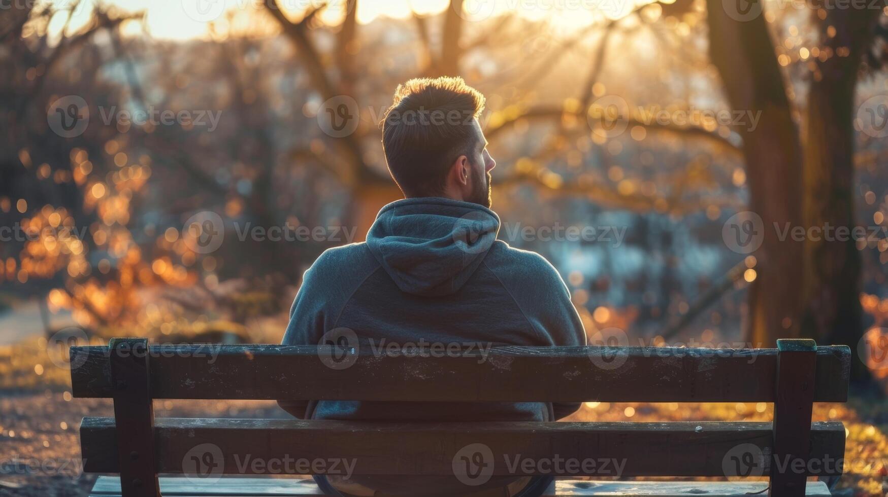 ein Mann Sitzung auf ein hölzern Bank mit Visualisierung zu visualisieren selbst Überwindung seine Ängste und erreichen persönlich Wachstum. foto