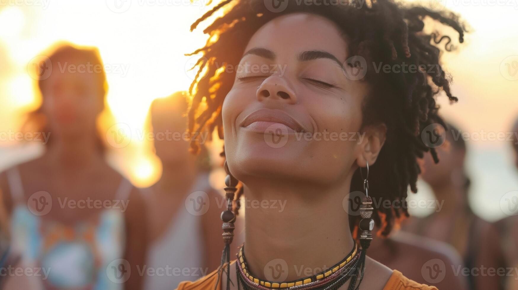 das Freude und Freiheit auf ihr Gesichter wie Sie Lassen gehen von alle Sorgen und Verantwortlichkeiten verlieren sich im das Musik- und im das Moment foto