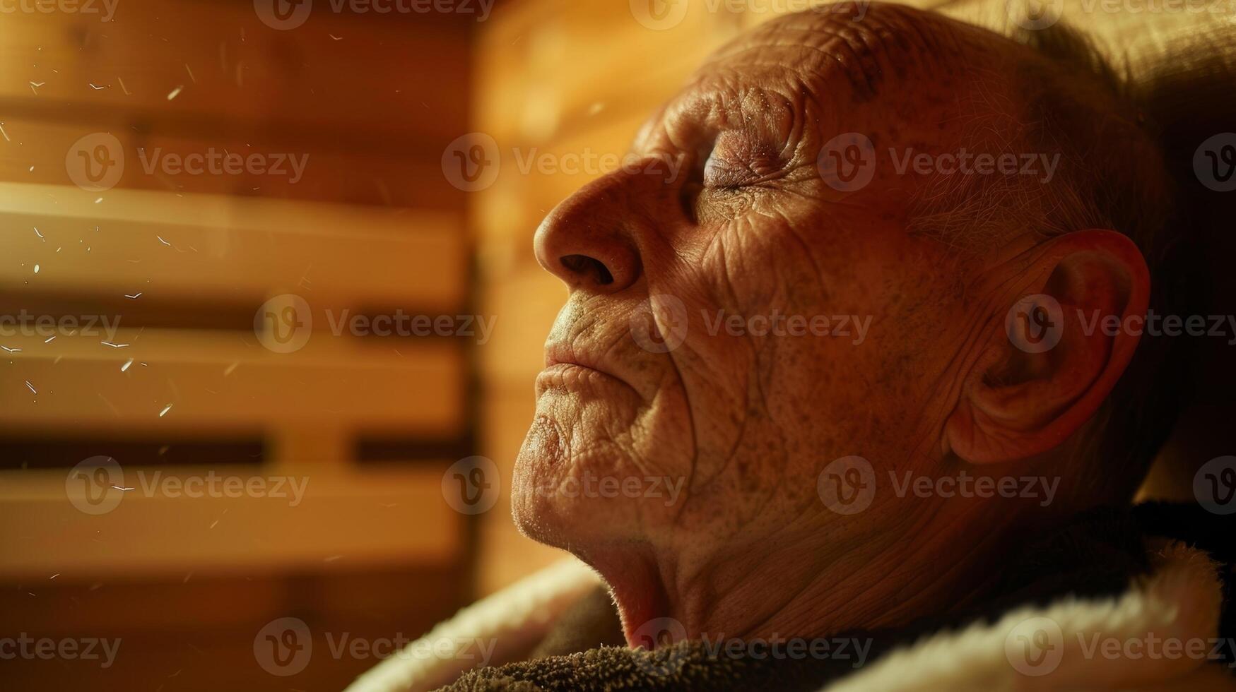 ein Nahansicht von ein Veteranen Gesicht sichtbar entspannt und beim Leichtigkeit während Sitzung im das Sauna. foto