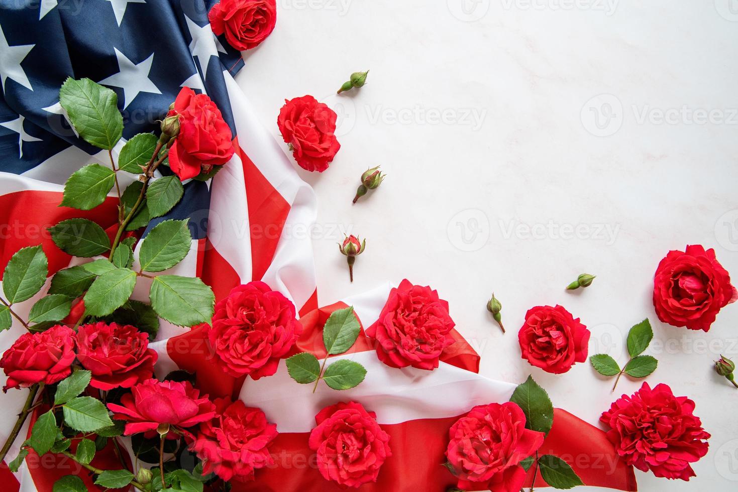 rote rosen über der usa-flagge draufsicht flach foto