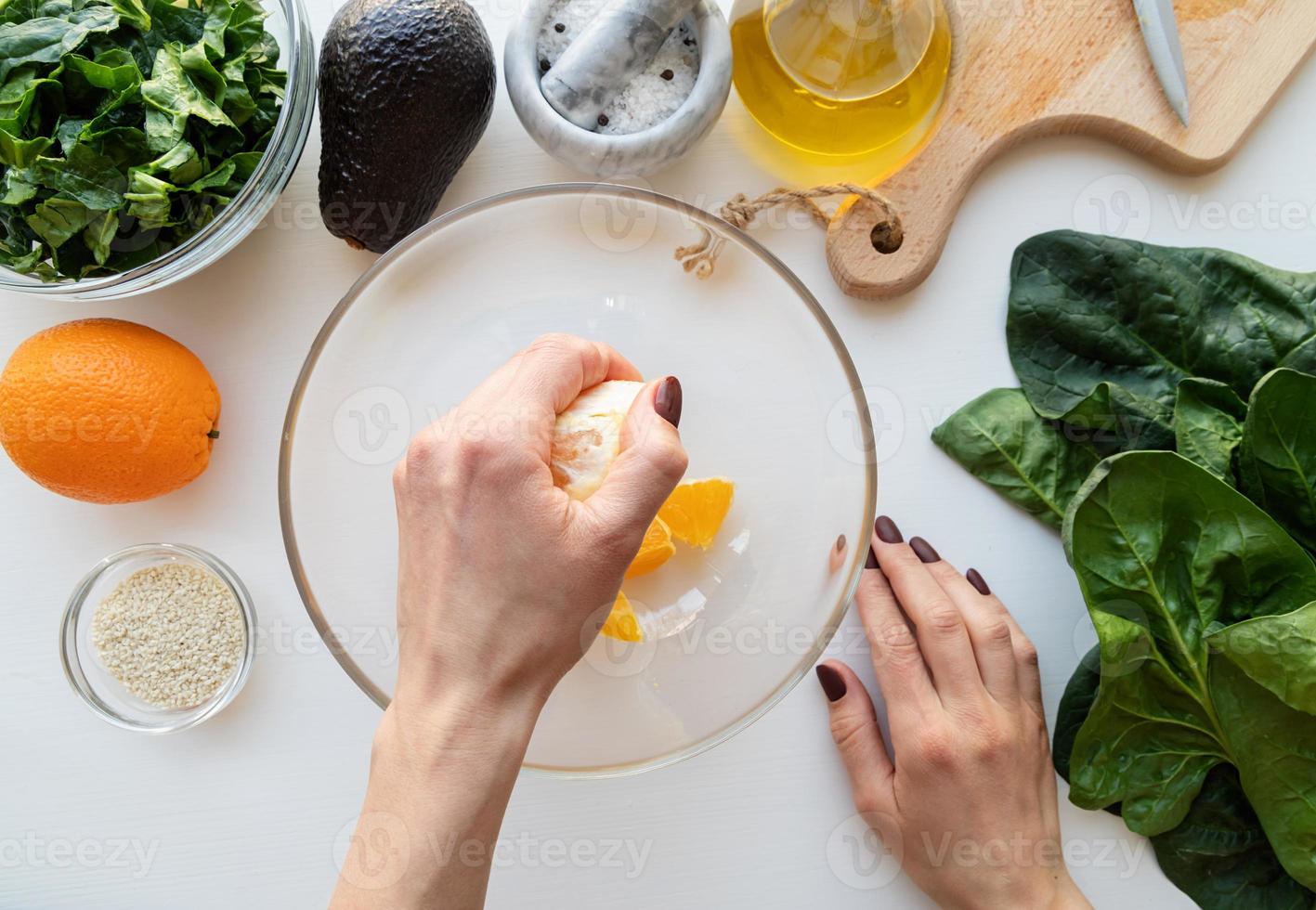 Schritt für Schritt Zubereitung von Spinat, Avocado und Orangensalat. Schritt 2 - Orange für die Sauce auspressen foto