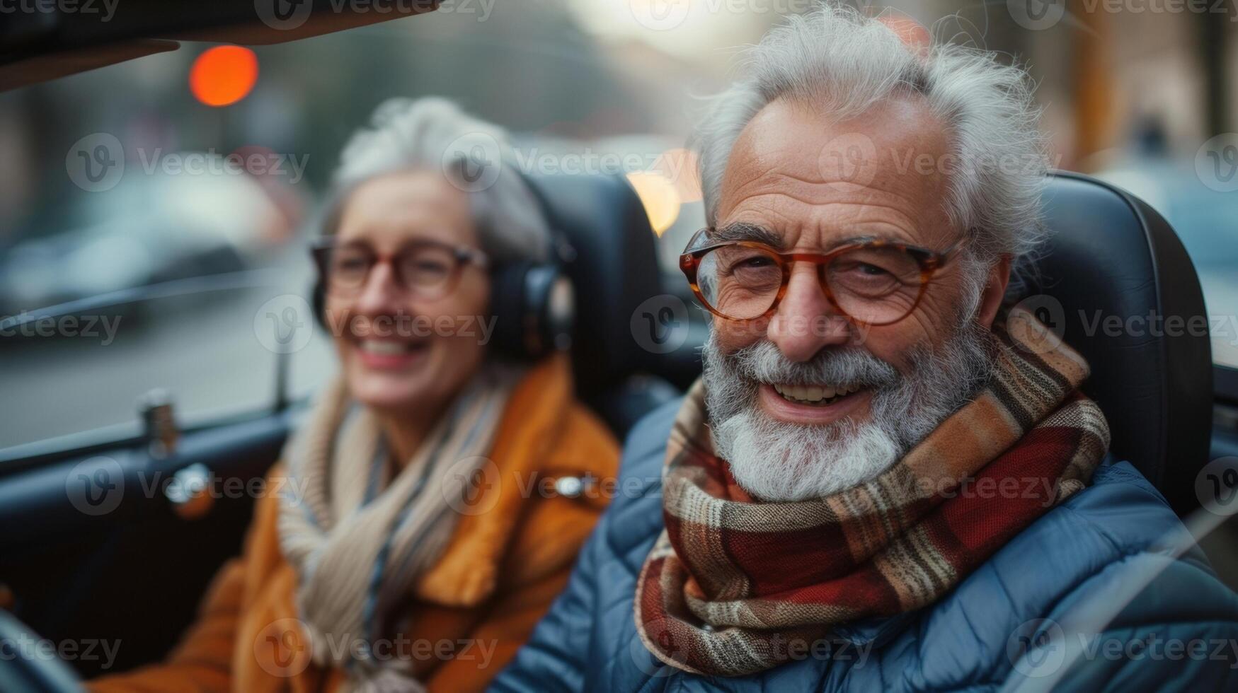 ein älter Paar glücklich verkleinert zu ein kleiner Mehr effizient Auto welche werden speichern Sie Geld auf Gas und Instandhaltung foto
