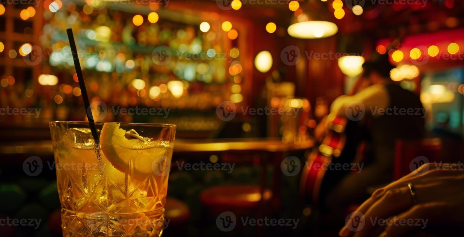 das Bühne ist schwach zündete mit ein Band spielen lebhaft Jazz Melodien während ein Barmann fachmännisch mischt oben ein pikant Zitrusfrüchte Saft Cocktail im das Hintergrund foto