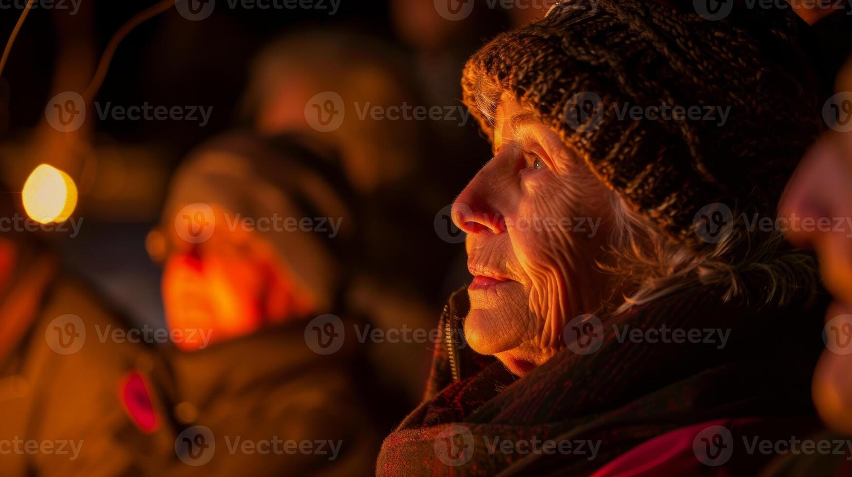 das flackern Feuer Abgüsse ein warm glühen auf das Gesichter von ein Gruppe von Fremde gebracht zusammen durch ihr Liebe zum Geschichtenerzählen und Gespräch. 2d eben Karikatur foto