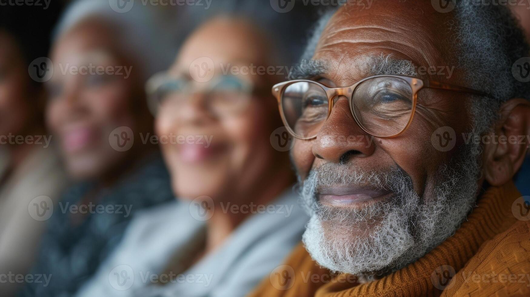 ein Gruppe von Rentner versammelt im ein Gemeinschaft Center Lernen Über das Bedeutung von Überwachung und Verwaltung ihr Druck zum optimal Gesundheit im ihr golden Jahre foto