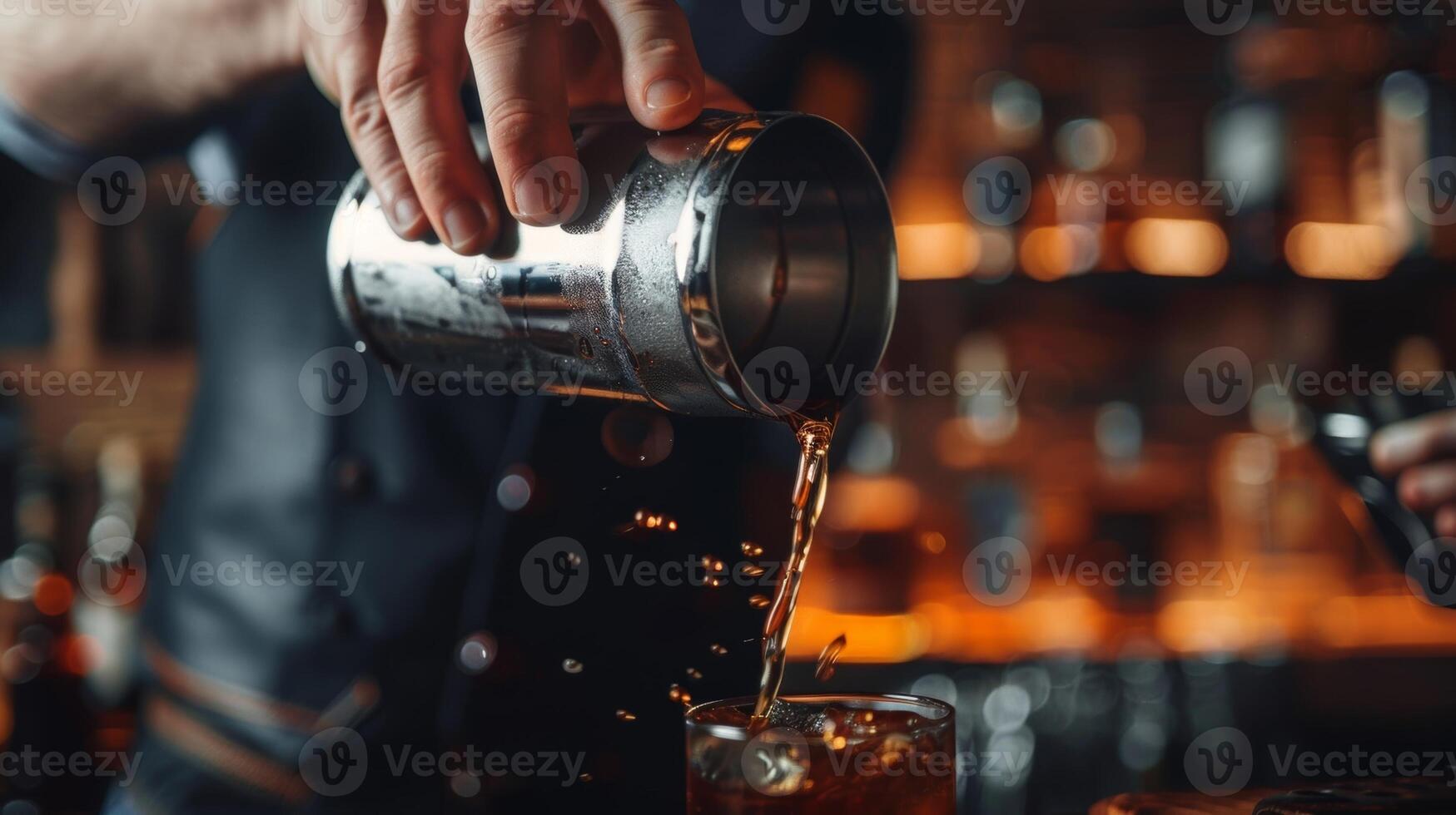 das Barmann sanft schüttelt ein Cocktail Shaker gefüllt mit Prämie Bourbon Bitter und ein Spritzen von Ahorn Sirup Erstellen ein Reich und Komplex Unterschrift Cocktail mit ein berühren von Süße foto