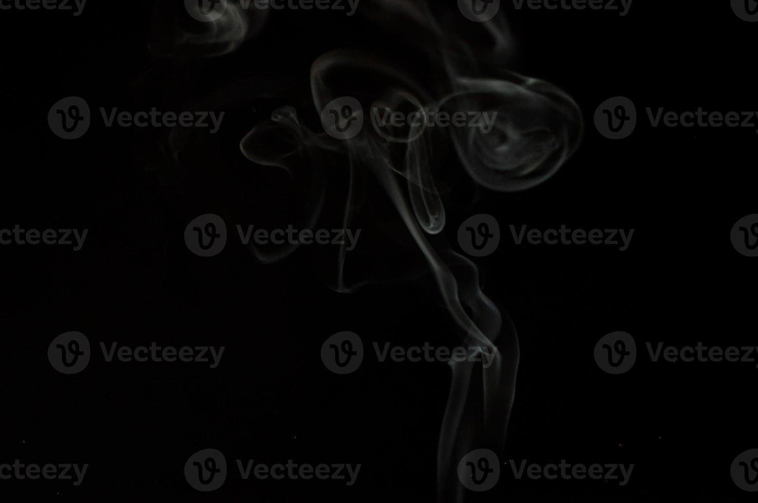 weißer Rauch auf einem schwarzen Hintergrund foto