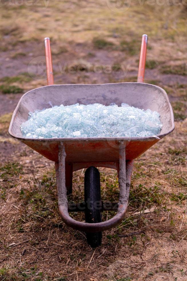 zerbrochenes Glas in einer Schubkarre foto