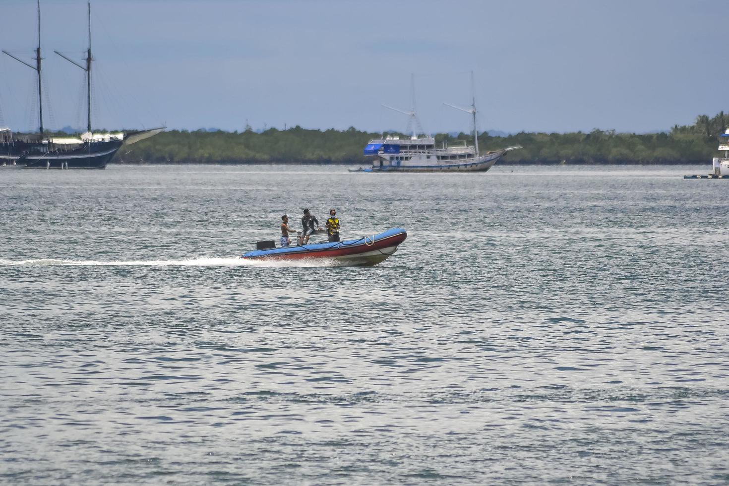 Sorong, West-Papua, Indonesien, 2021. Dorfbewohner, der das Meer mit einem Holzboot überquert. foto