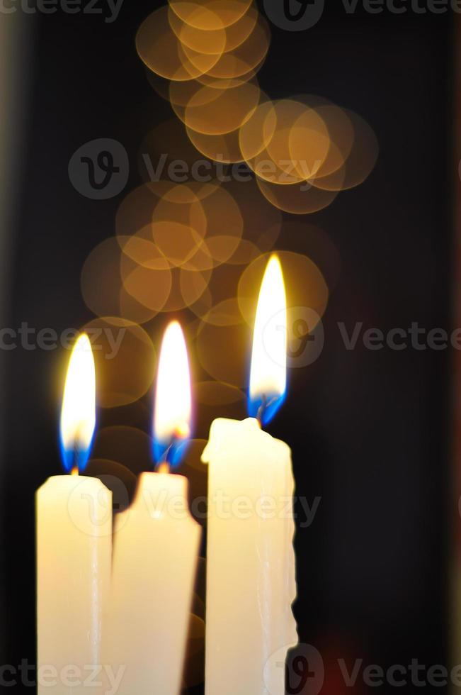 Kerzen und Kugeln zur Weihnachtszeit foto