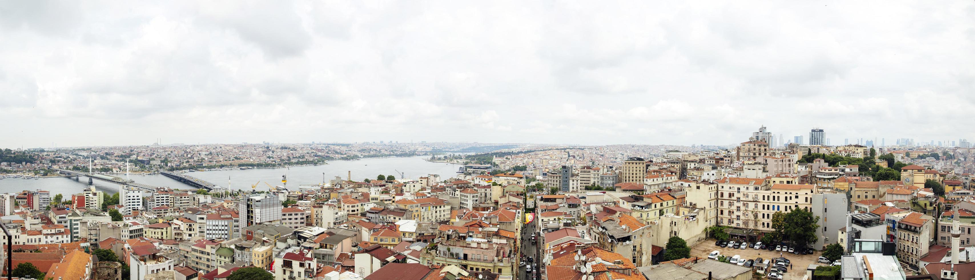 Istanbul, Türkei, 21. Juni 2019 - Luftaufnahme von Häusern und öffentlichen Gebäuden in Istanbul, Türkei. istanbul ist eine Großstadt in der Türkei mit mehr als 15 Millionen Einwohnern. foto