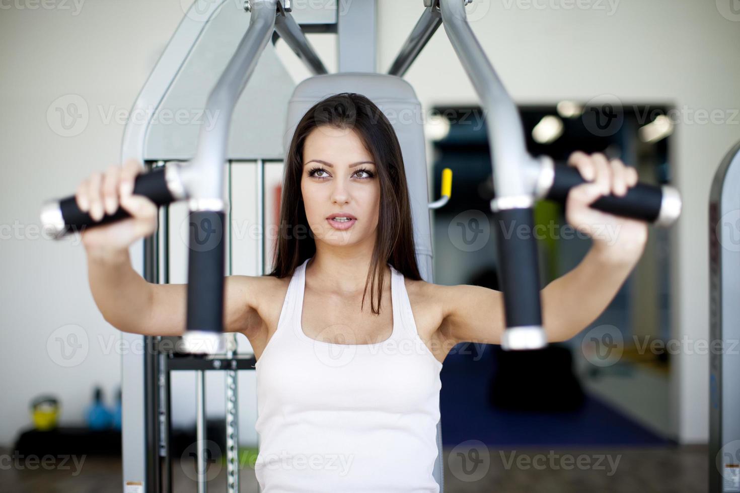 Mädchen im Fitnessstudio foto