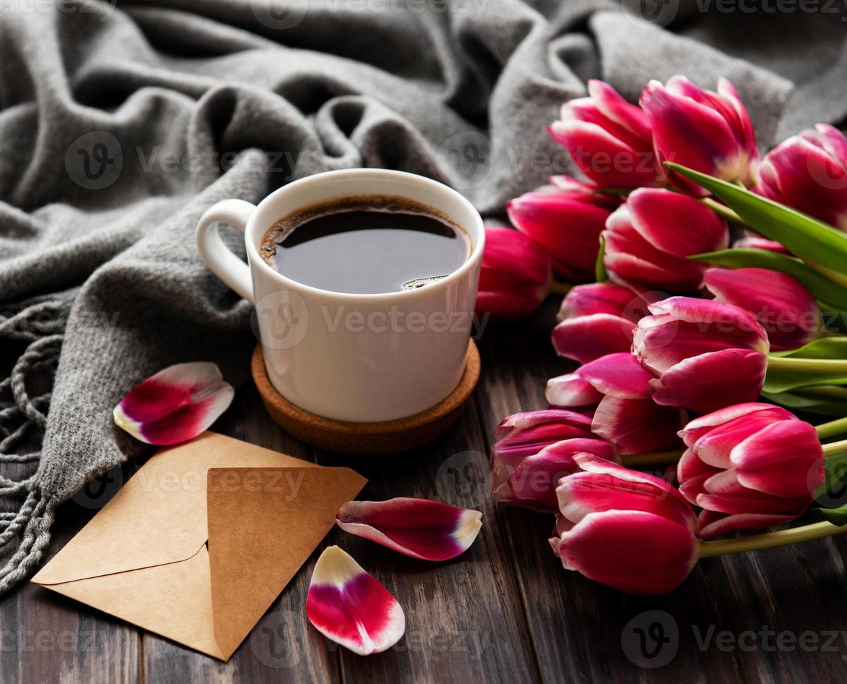 Tasse Kaffee und rosa Tulpen foto