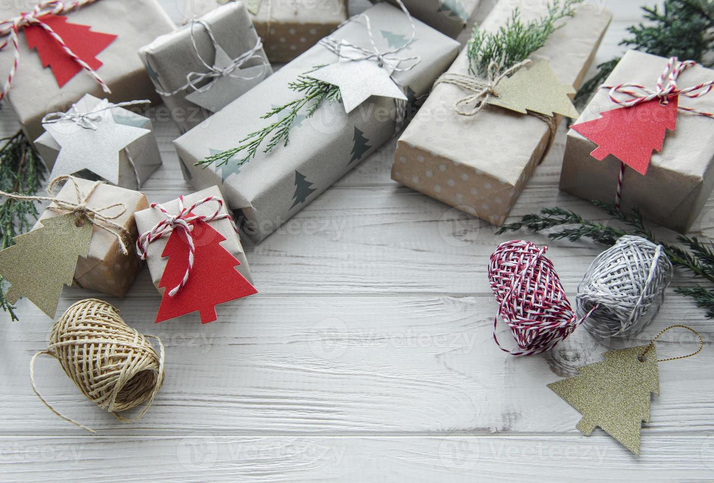 Weihnachtsdekorative hausgemachte Geschenkboxen in braunem Kraftpapier verpackt foto