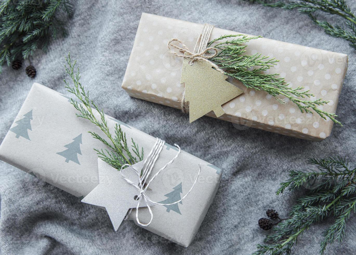 Weihnachtsgeschenke auf grauem gestricktem Textilhintergrund. foto