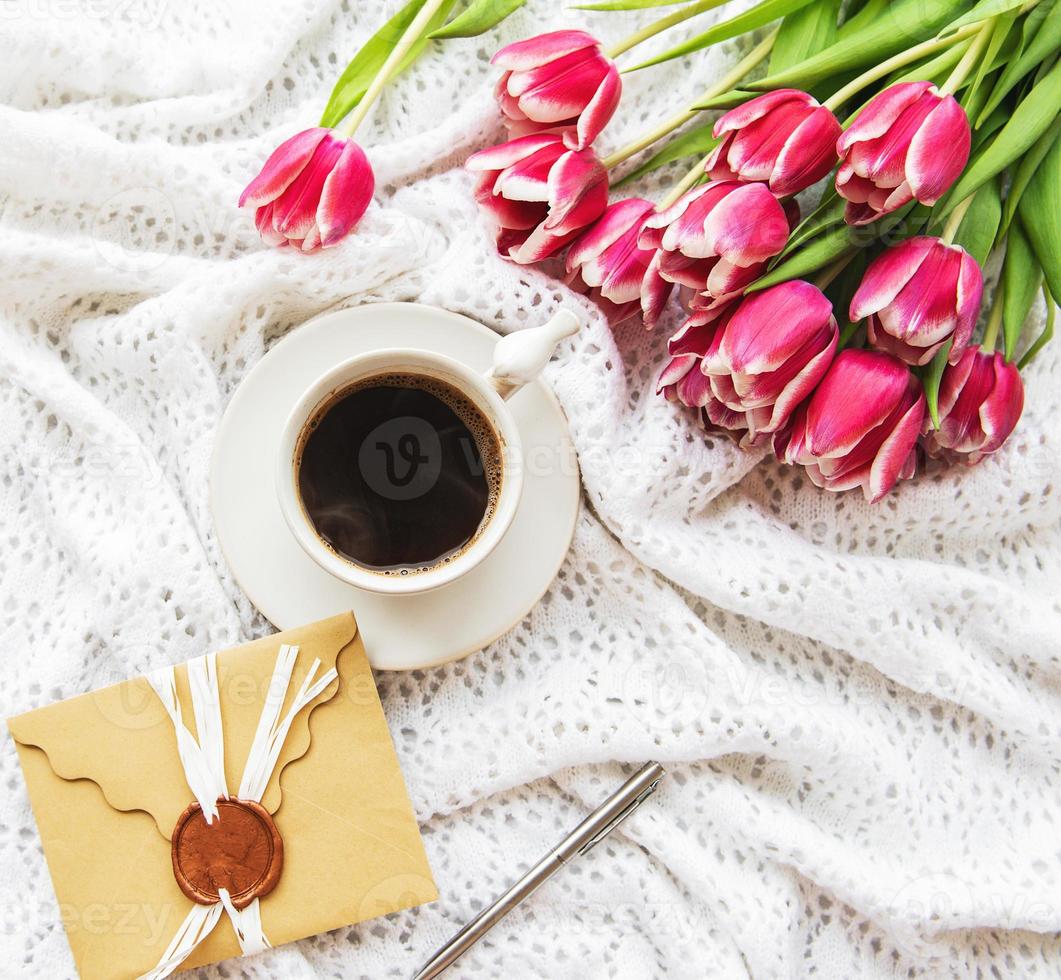 Tasse Kaffee und Tulpen foto