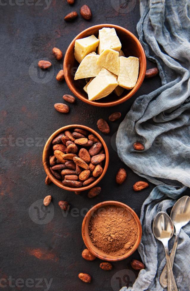 Kakaobohnen, Pulver und Butter foto