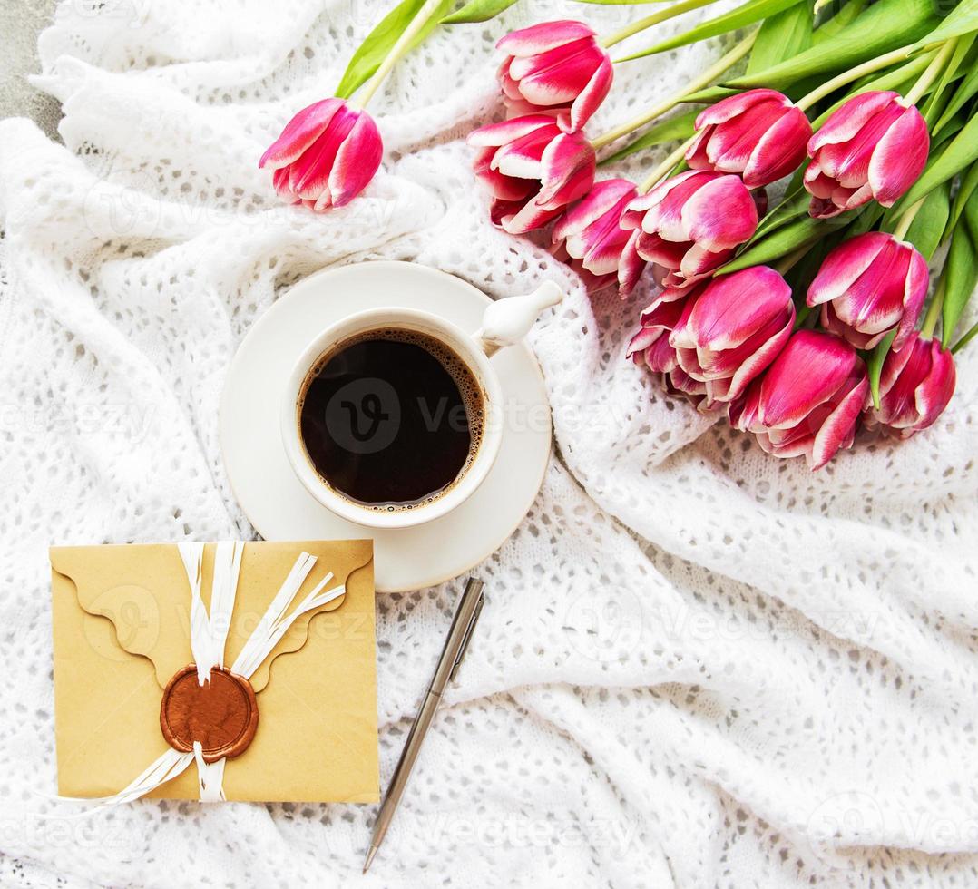 Tasse Kaffee und Tulpen foto