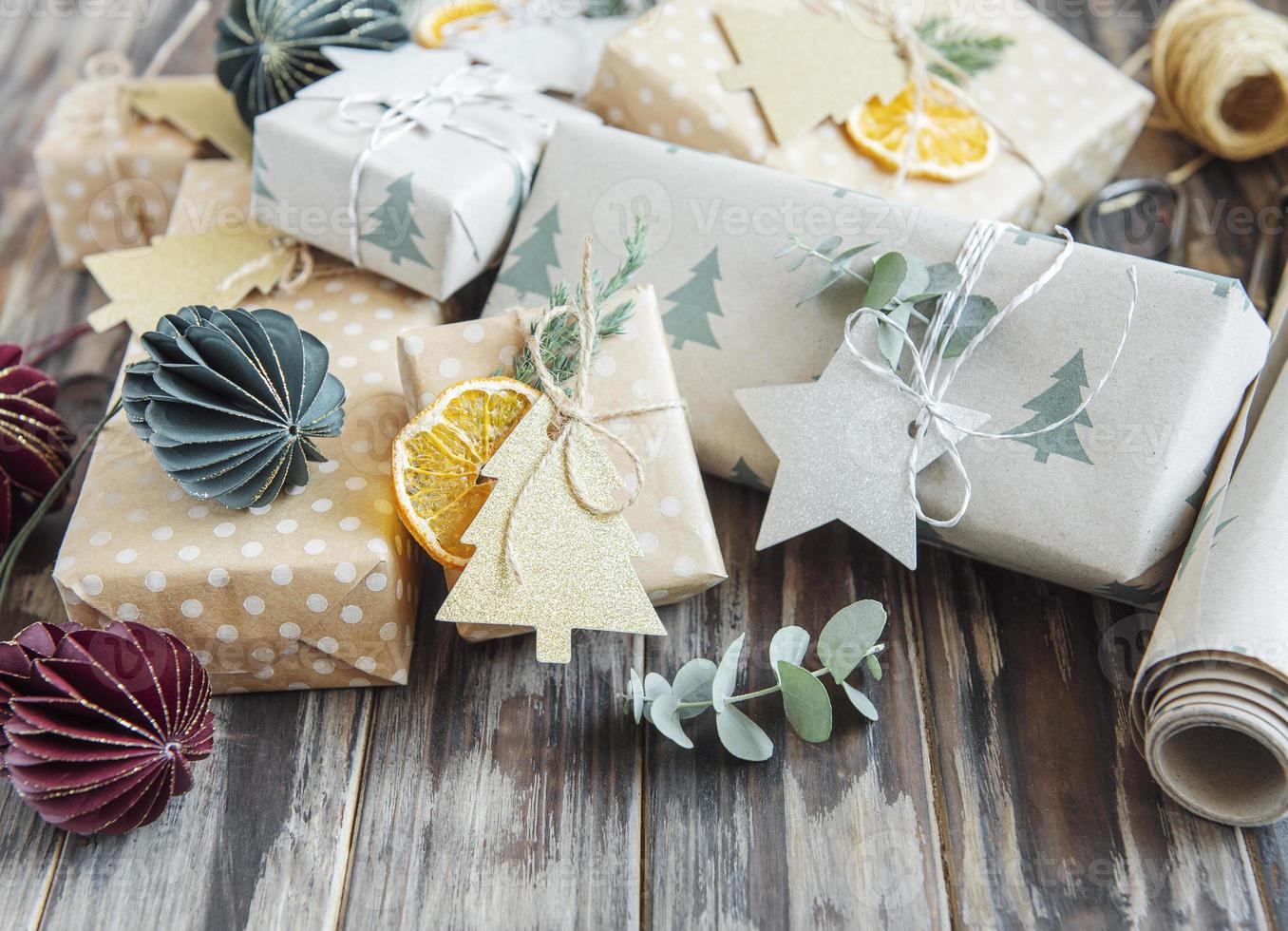 Weihnachten dekorative hausgemachte Geschenkbox in braunem Kraftpapier verpackt foto