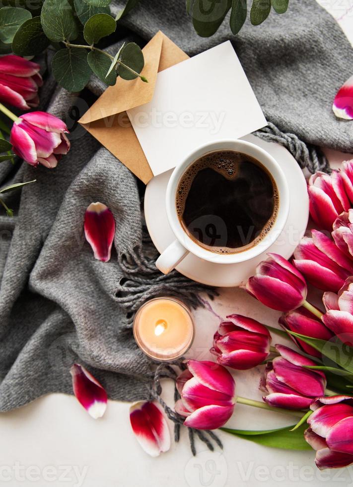 Tasse Kaffee und rosa Tulpen foto