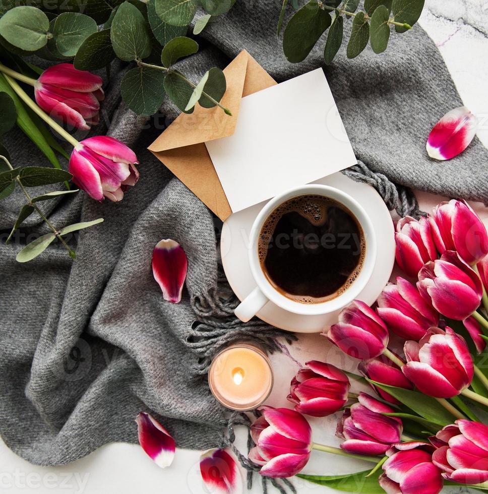 Tasse Kaffee und rosa Tulpen foto