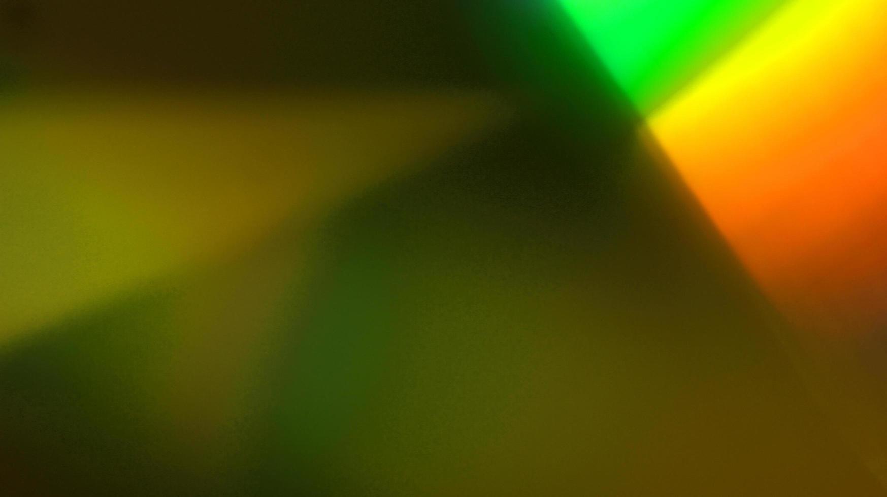 regenbogengelbes Licht überlagern Brechungstextur diagonales natürliches holografisches auf Schwarz. foto
