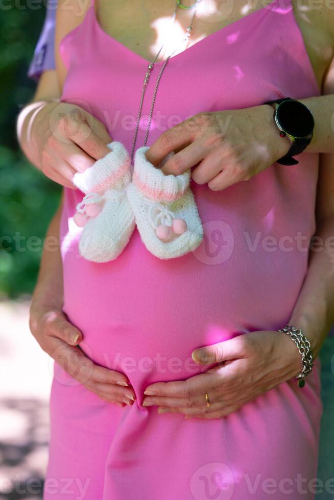 schwanger Frau ihr Partner behalten Hände Bauch Booties Bauch Konzept Schwangerschaft Mutterschaft Vorbereitung Erwartung foto