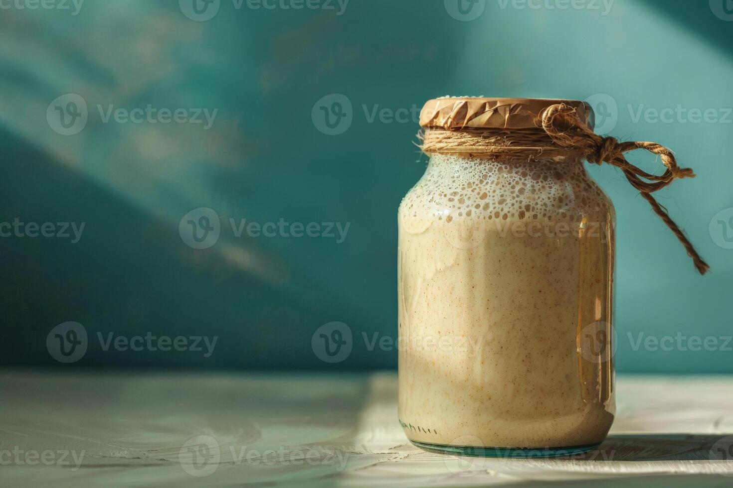 Sauerteig Anlasser im ein Glas Krug auf Gradient Hintergrund, Fokus auf das Prozess von Brot Herstellung foto