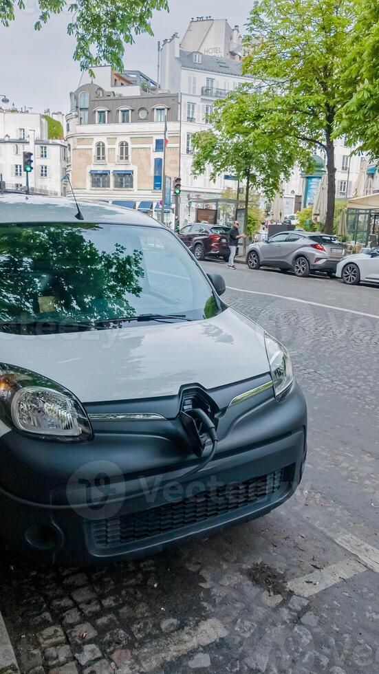 kompakt Auto mit ein groß Bogen geparkt auf ein europäisch Stadt Straße, andeutend beim ein Fahrzeug Geschenk Konzept oder ein überraschend städtisch Entdeckung foto