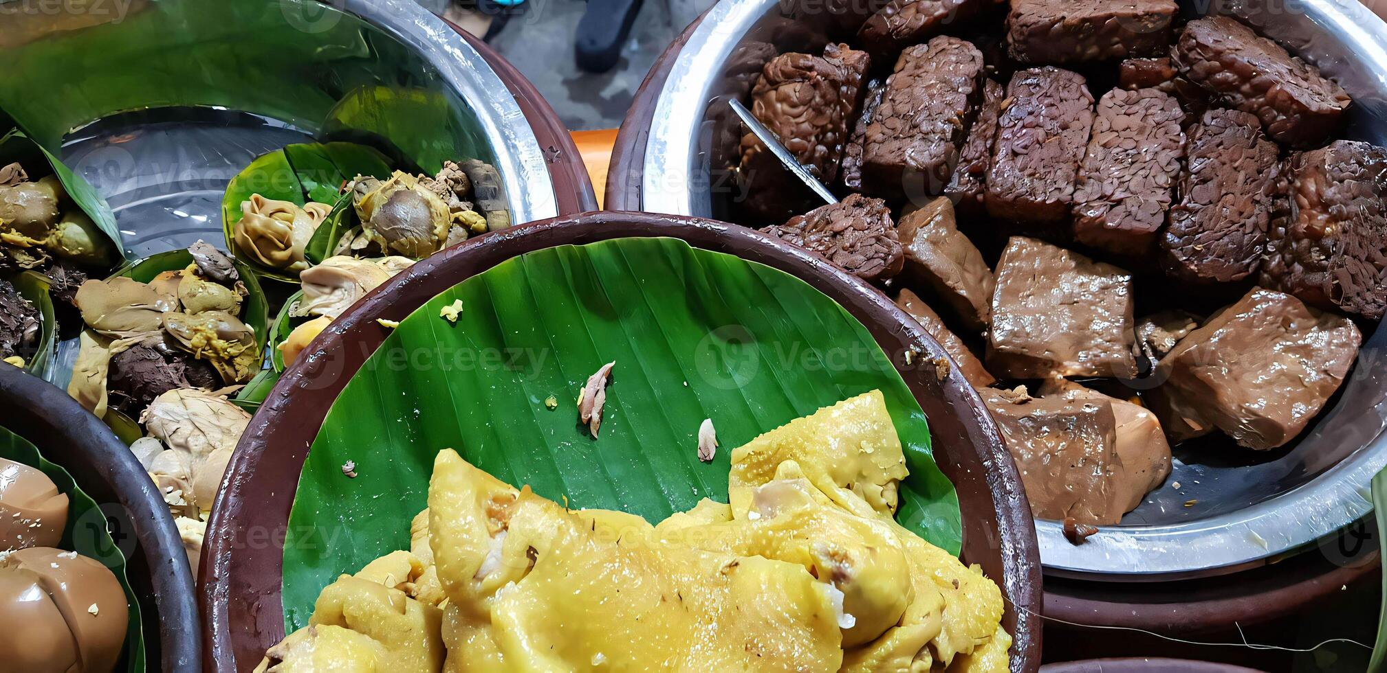 Geschirr serviert im indonesisch Essen wenig Reis. traditionell javanisch Reis serviert mit Huhn, Tofu, Tempeh, Gemüse, Chili, Ei foto